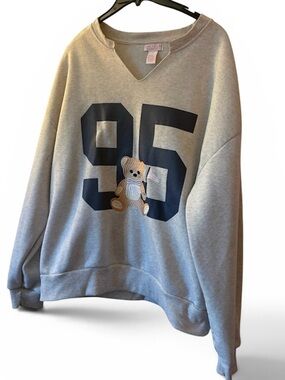 Gray Men's Sweatshirt with Navy '95' and Teddy Patch
